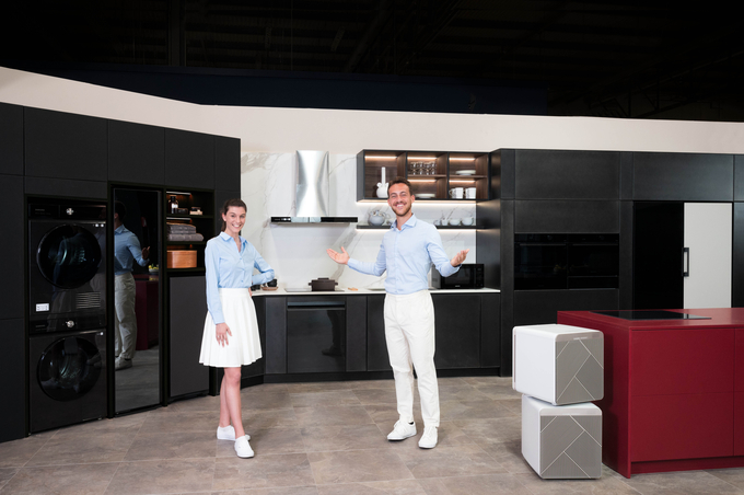 이탈리아 밀라노에서 열리는 '유로쿠치나(Eurocucina) 2022'에서 삼성전자 모델이 다양한 인테리어와 사용자 라이프스타일에 맞출 수 있는 '비스포크 홈'을 소개하고 있다. (사진=삼성전자 제공)