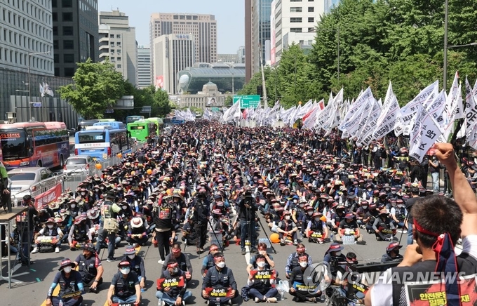 지난달 28일 숭례문 앞 도로에서 열린 민주노총 화물연대 총파업 결의대회 모습. ( 사진 = 연합뉴스 제공 )