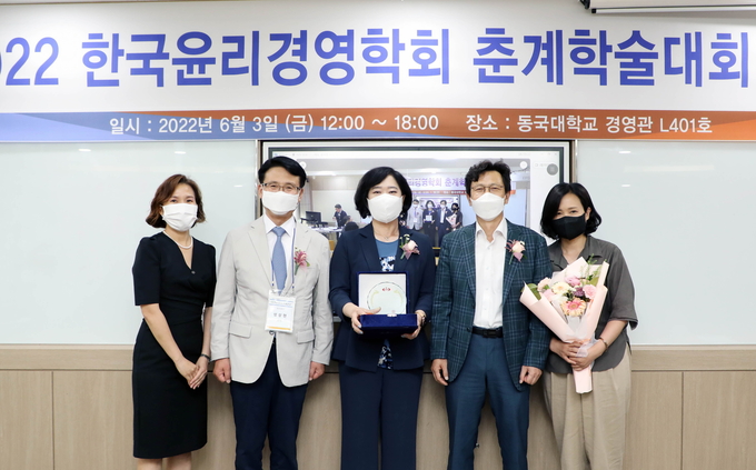 강진 경영관리처장(사진 가운데) 등이 시상식 후 기념촬영을 하고 있다. (사진=한국지역난방공사 제공)