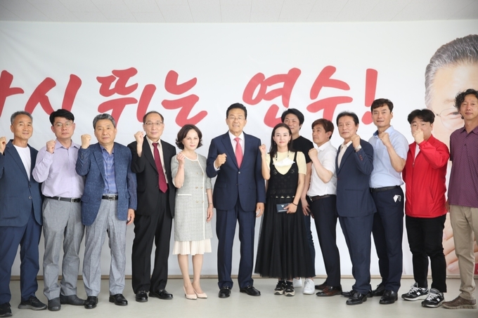이재호 국민의 힘 인천 연수구청장 당선인이 지난 4일 해단식에서 기념촬영을 하고 있다. ( 사진 = 이재호 당선인 캠프 제공 )