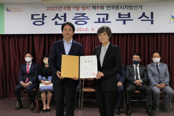 이동환 당선자(좌측)가 신진화 선관위원장으로 부터 당선증을 교부받고 있다 .(사진=이동환 당선자 제공)