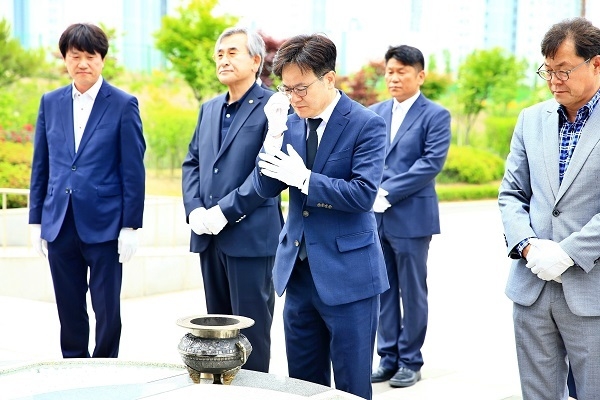 김병수 김포시장 당선자가 마산동 현충답을 찾아 참배하고 있다.(사진=시장 당선자 사무실)
