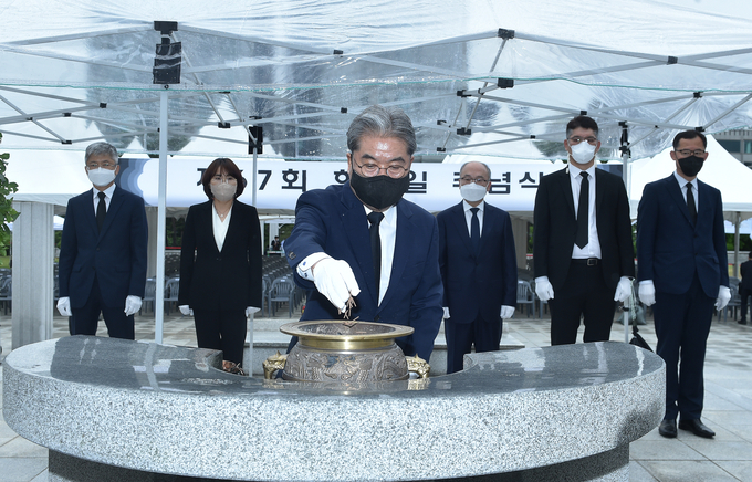 이재정 경기도교육감이 6일 오전 제67회 현충일을 맞아 수원 현충탑에서 참배했다. (사진=경기도교육청 제공)