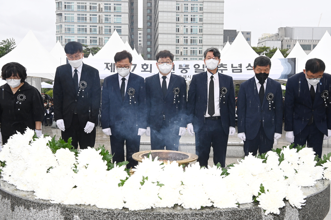 유문종 제2부시장(우측 3번째)을 비롯한 수원시 간부공직자들이 묵념하고 있다. (사진=수원시 제공)