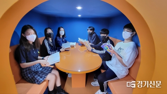 러닝센터 아지트에서 (좌측부터) 이지은(14), 임채경(15), 백지원(15), 안정요(15), 감율(15), 김승한(15) 학생이 책을 읽고 있다. (사진=김한별 기자)