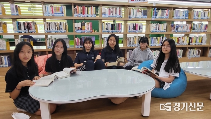 사랑방에 삼삼오오 둘러 앉아 이야기를 나누던 (우측부터) 김하은(14), 나영채(14), 임하린(16), 백유원(16), 김다연(16), 이가은(16)학생. (사진=김한별 기자)