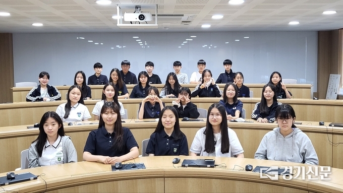 용인대지중학교 도서부 학생들이 ICT pod 공간에 모여있다. (사진=김한별 기자)