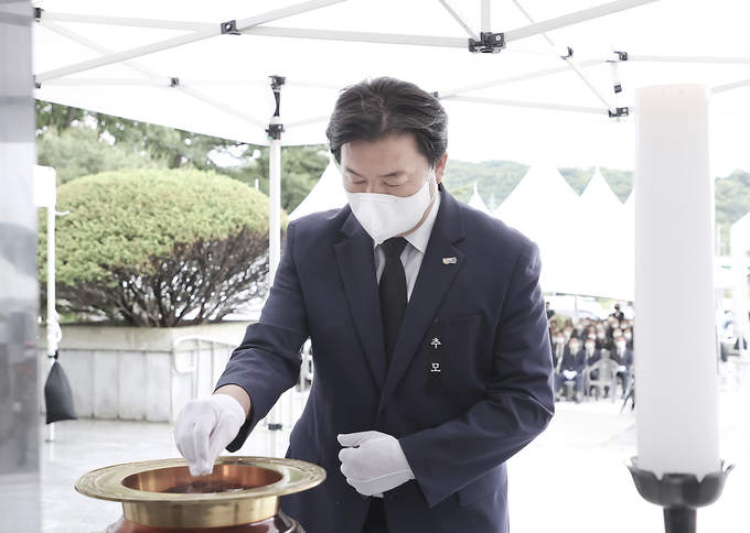 임병택 시흥시장은 6일 오전 10시 논곡동에 위치한 현충탑에서 제67회 현충일 호국영령의 숭고한 희생정신을 추모했다.(사진=시흥시 제공)