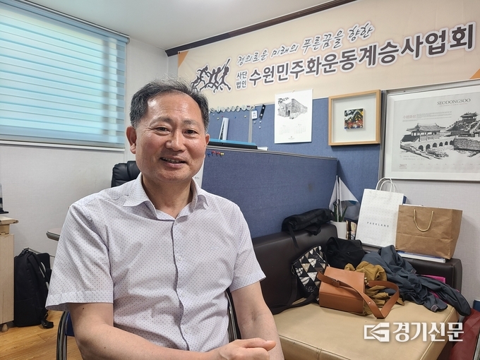 6월 민주항쟁 당시 체험했던 상황을 설명하는 전영찬 (사)수원민주화운동계승사업회 이사장. (사진=임석규 수습기자)