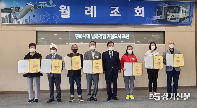 6월 월례조회에서 표창을 받은 시민과 공무원들이 박윤국 포천시장과 기념촬영하고 있다. (사진=문석완 기자)