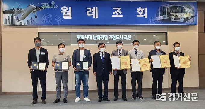 6월 월례조회에서 도지사 및 시장 표창을 받은 시민들이 박윤국 포천시장과 기념촬영하고 있다. (사진=문석완 기자)
