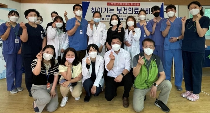 인천 중구 영종공감복지센터와 인천의료원 관계자들이 업무협약 체결 후 기념촬영을 하고 있다. ( 사진 = 중구청 제공 )