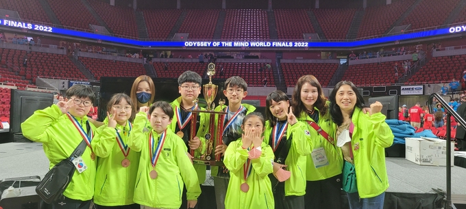 이번 대회에 참가해 3위에 오른 ‘Seven Best Kids팀’ 팀원과 지도교사.(사진=구리남양주교육지원청 제공)