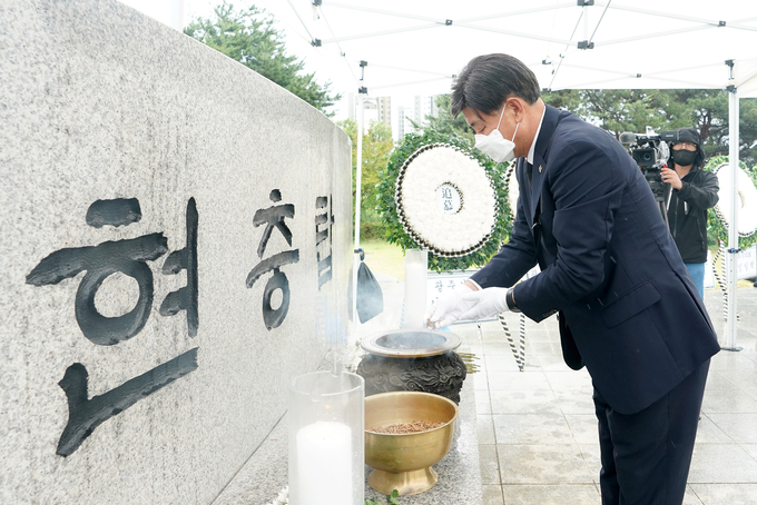 제67회 현충일을 맞아 광주시 현충탑에서 신동헌(위) 시장과 방세환 (아래)광주시장 당선인이 순국선열과 호국영령의 숭고한 희생정신을 기리며 묵념하고 있다.(사진=광주시 제공)