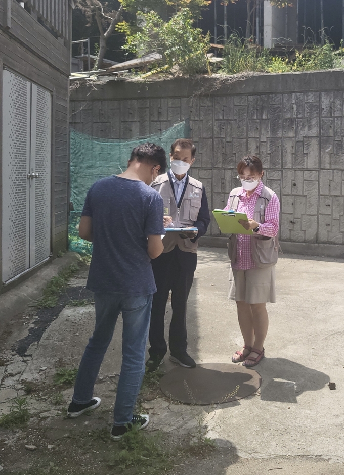 광주시 오포읍 체납관리단이 복지 사각지대에 놓인 어려운 이웃을 발굴해 도움주고 있다(사진=광주시 제공)
