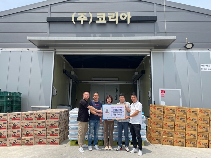 ㈜월드미트가 쌀(20kg) 100포와 라면 100박스를 남양주시복지재단에 전달했다.(사진=남양주시 제공)