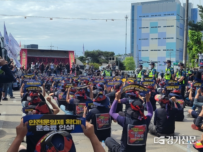 의왕 IDC에 화물연대 조합원 등 약 1200명의 노동자들이 총파업 출정식을 가졌다. (사진=임석규 수습기자)