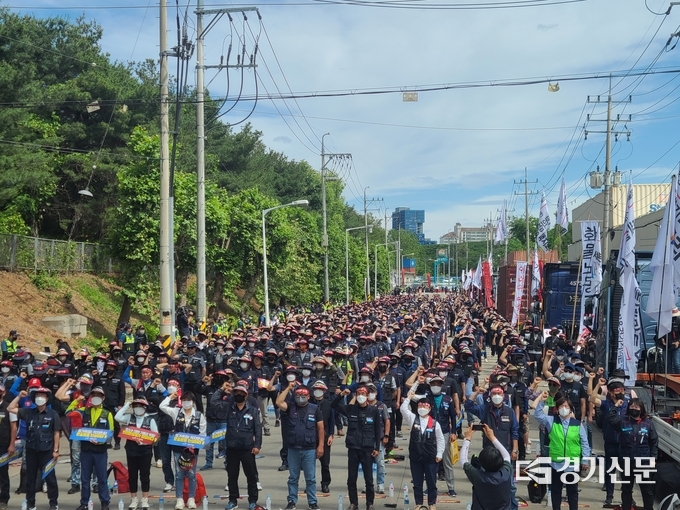 의왕 IDC에 화물연대 조합원 등 약 1200명의 노동자들이 총파업 출정식을 가졌다. (사진=임석규 수습기자)