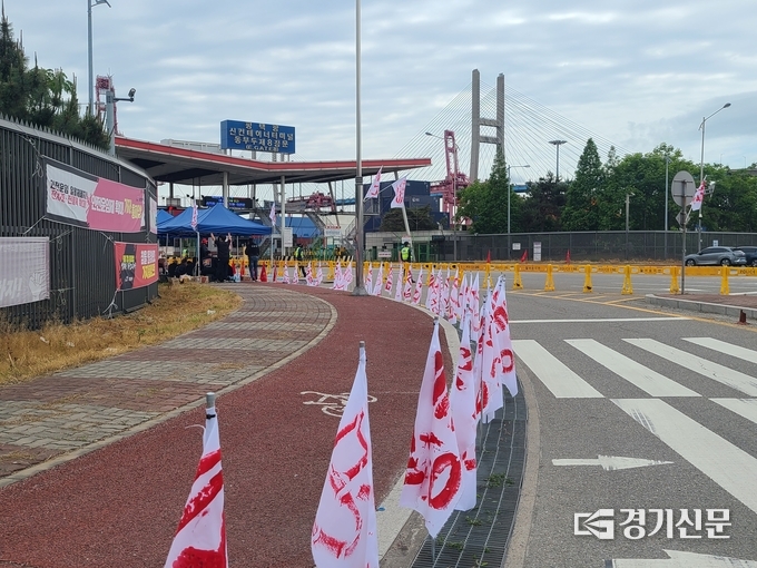 총파업 알리는 깃발들이 나부끼는 평택항 제8정문. (사진=임석규 수습기자)