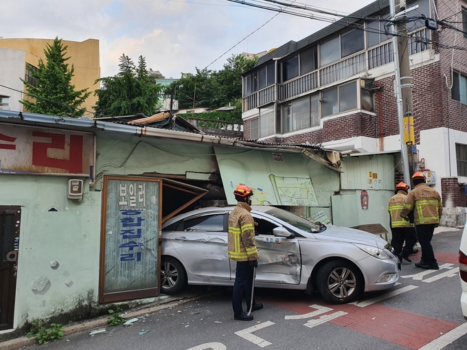 7일 부천 심곡본동 일대서 택시 1대가 후진으로 건물과 충돌했다. (사진=경기도소방재난본부 제공)