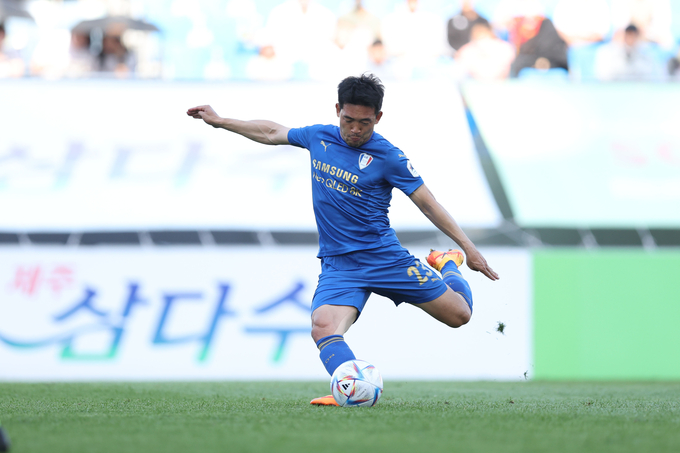 프로축구 K리그1 수원 삼성의 이기제가 5월 한 달간 가장 어려운 골을 넣은 선수 1위에 선정됐다. 이기제의 슈팅 모습. (사진=한국프로축구연맹 제공)