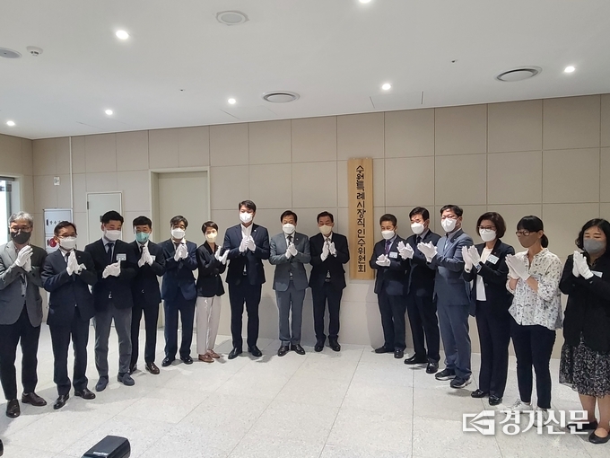 이재준 수원특례시장 당선인 인수위원회가 현판 제막하고 박수를 치고 있다. (사진=정창규 기자)