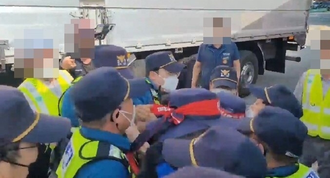 이천경찰서는 8일 오전 8시 30분경 이천 하이트 진로 공장 정문에서 차량출입을 방해하는 노조원 15명을 업무방해 혐의로 검거했다. (사진=경기남부경찰청 제공)