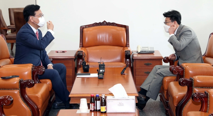 국민의힘 송언석 원내수석부대표(좌)와 더불어민주당 진성준 원내수석부대표(우)가 8일 오전 서울 여의도 국회 운영위원장실에서 후반기 국회 원 구성 협상을 위해 만났다. (사진=연합뉴스 제공)