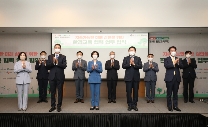 환경부와 CJ CGV를 비롯한 9개 기업이 8일 인터컨티넨탈 서울 코엑스에서 '‘지속가능한 미래 실현 위한 환경교육 협력' 업무 협약을 맺고 기념사진을 촬영하고 있다. (사진=CJ CGV 제공)