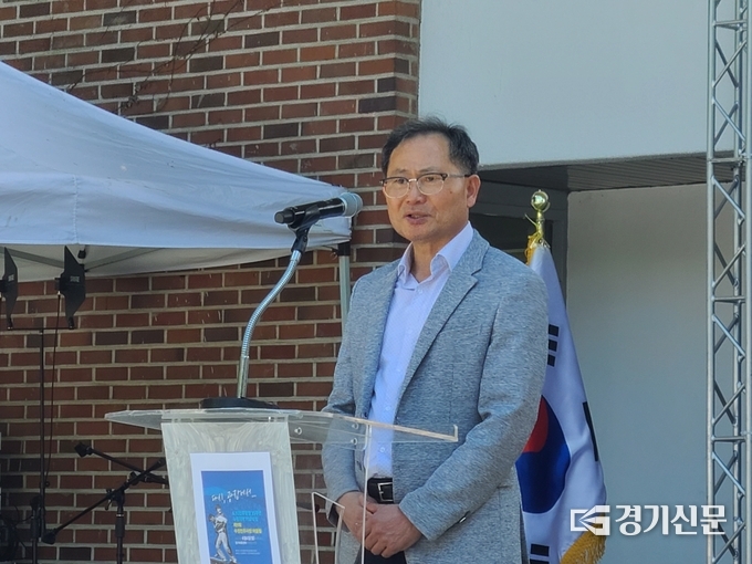'6·10 민주항쟁 35주년 기념식'에서 발언하고 있는 전 이사장. (사진=임석규 수습기자)