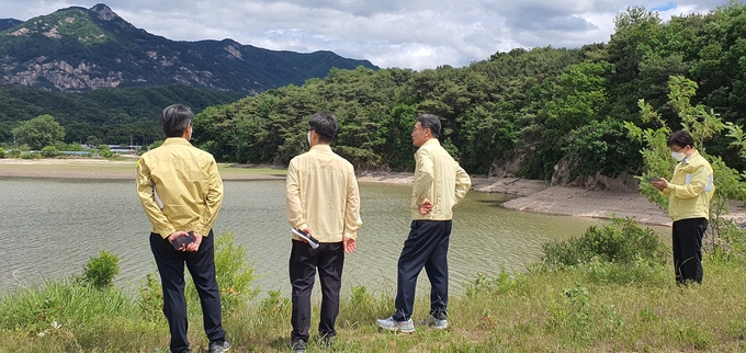 지난 7일 한국농어촌공사 경기지역본부 정인노 본부장(3번 째)이 포천시 저수지 현장을 점검하고 있다. (사진=한국농어촌공사 경기지역본부 제공)