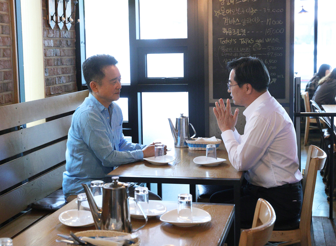 김동연 경기도지사 당선인은 8일 오후 12시 남경필 전 경기도지사와 수원시 영통구 경기도청 신청사 인근의 한 식당에서 만나 한 시간반가량 오찬을 하며 환담했다. (사진=김동연 캠프 제공)