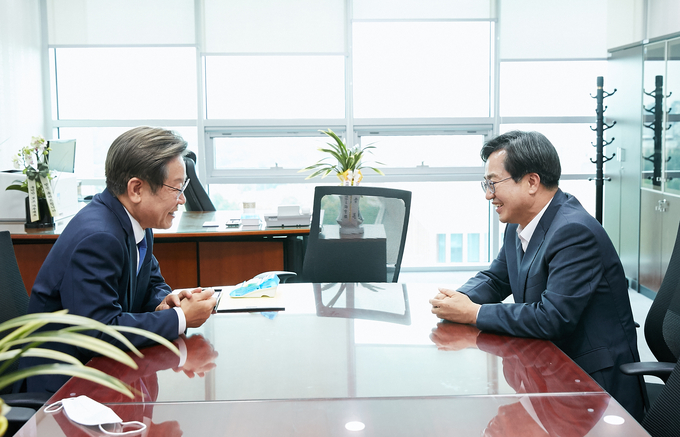 김동연 경기도지사 당선인은 서울 여의도 국회 의원회관으로 이동해 오후 2시30분부터 전 경기도지사였던 이재명(계양을) 의원과 회동을 진행했다. (사진=김동연 캠프 제공)