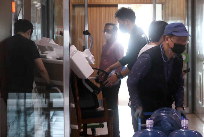 8일 오전 인천 연수구 G타워에서 출범을 하루 앞둔 유정복 인천시장 당선인의 인수위원회가 사무실을 꾸리고 있다. ( 사진 = 최태용 기자 )