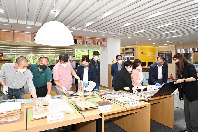 파주시 제3회 민간기록물 수집 공모전 당선작 심사를 하고 있다,(사진=파주시 제공)