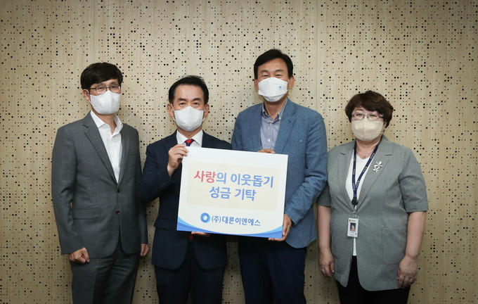대륜이엔에스(대표이사 전동수)는 지난 8일 연천군청을 방문해 연천군 저소득층 지원을 위한 후원성금 200만원을 기탁했다.(사진=연천군 제공)
