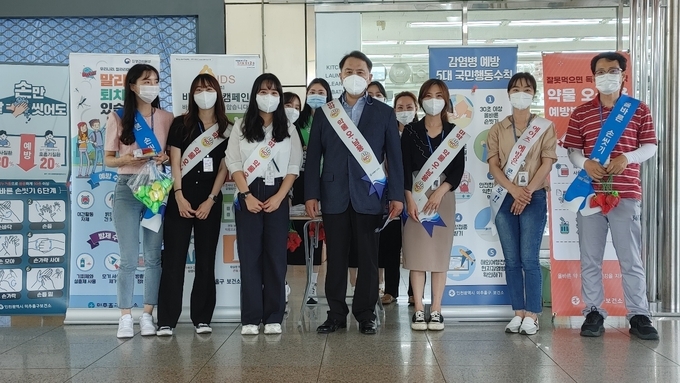 인천 미추홀구보건소 관계자들이 불법마약류 퇴치 감염병 예방 캠페인을 하고 있다. ( 사진 = 미추홀구청 제공 )