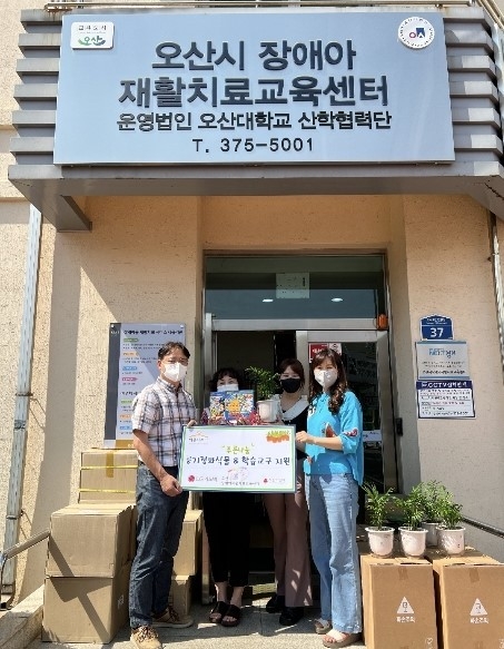 LG이노텍 임직원 오산시장애아재활치료교육센터에 지정기부금 전달 모습(사진=오산시 제공)