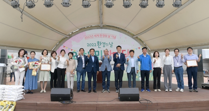 제8회 전국동시지방선거에서 당선된 이권재 오산시장 당선자를 비롯한 도의원 및 시의원들이 참석해 오산시 세계환경의 날 맞아 시민 한마당 축제를 격려했다.(사진=오산시 제공)