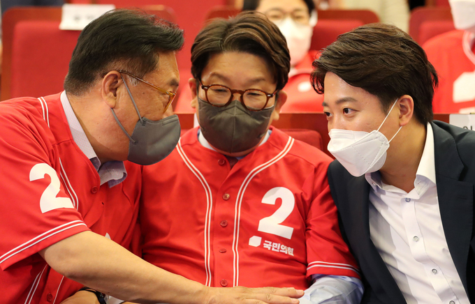 국민의힘 이준석 대표(오른쪽부터), 권성동 원내대표, 정진석 의원이 지난 1일 서울 여의도 국회도서관에 마련된 ‘국민의힘 제8회 지방선거 개표상황실’에서 이야기를 나누고 있다. (사진=연합뉴스 제공)