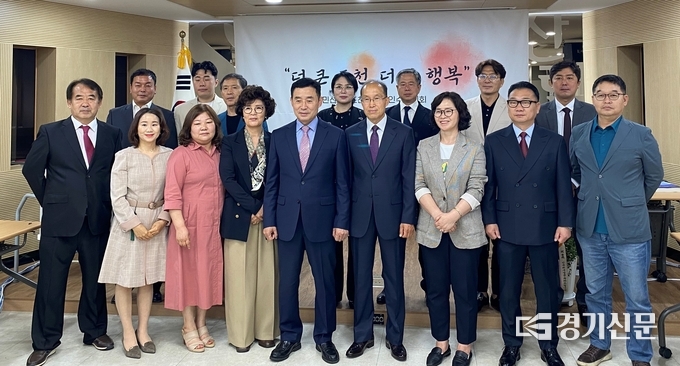 백영현 포천시장 당선인에게 위촉장을 받은 인수위원들이 기념촬영하고 있다. (사진=포천시장직인수위원회 제공)