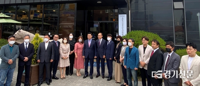 산림조합 현관에서 인수위 현판식을 하고 있다. (사진=포천시장직인수위원회 제공)