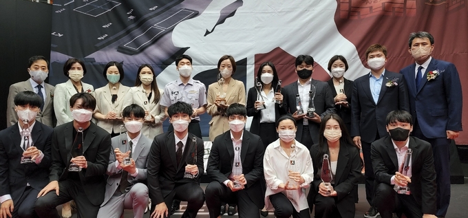 8일 수원시 광교 탁구전용경기장 ‘스튜디오T’에서 열린 2022 두나무 한국프로탁구리그 대상 시상식에서 수상자들이 기념사진을 찍고 있다. (사진=KTTL 제공)