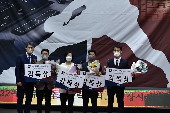 8일 수원시 광교 탁구전용경기장 ‘스튜디오T’에서 열린 2022 두나무 한국프로탁구리그 대상 시상식에서 최상호 수원시청 감독(맨 오른쪽)을 비롯한 감독상 수상자들이 기념사진을 찍고 있다. (사진=KTTL 제공)