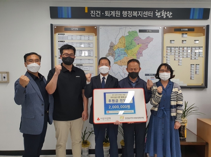 철마기업인회 ‘함께하는 사람들’이 경기 사회복지공동모금회와 함께 어르신들의 복지증진을 위한 후원금을 전달했다.(사진=남양주시 제공)