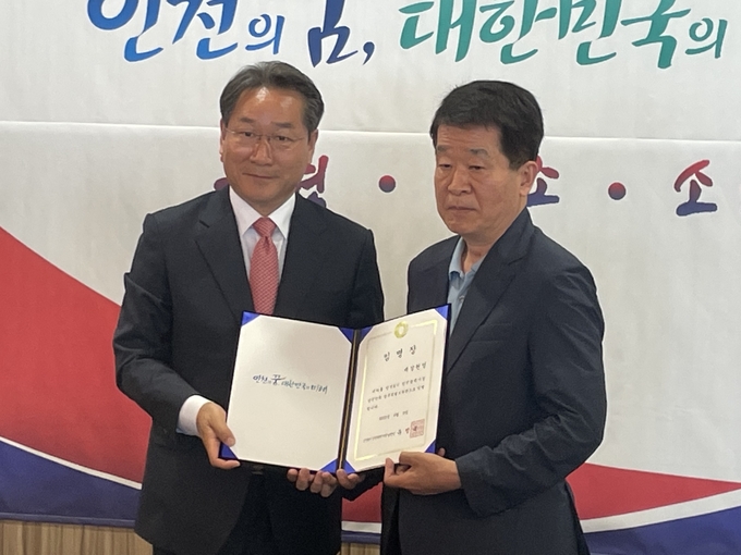 9일 오전 인천시장 인수위가 마련된 인천 연수구 G타워에서 유정복 인천시장 당선인(오른쪽)이 제갈원영 정무특보에게 임명장을 수여하고 있다. ( 사진 = 조경욱 기자 )