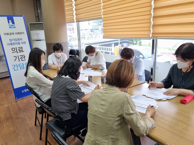 10일 장안구 동서요양병원에서 열린 ‘2022년 의료급여기관 간담회’ 모습. 수원시는 16일 팔달구 수원VIP요양병원에서도 ‘2022년 의료급여기관 간담회’를 열고, 부적절한 의료급여 이용 실태 개선·의료급여 재정 안정화 방안 등을 논의할 예정이다. (사진=수원시 제공)