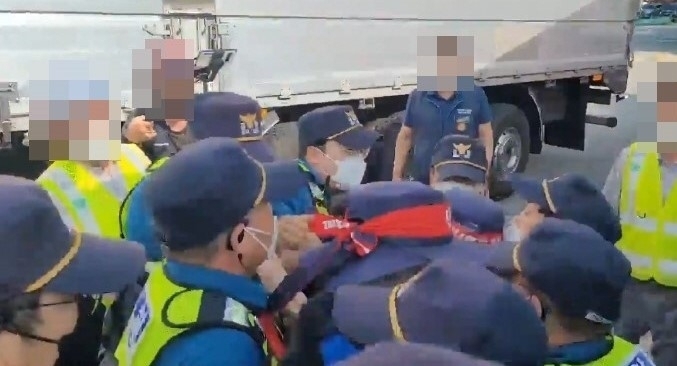 이천경찰서는 8일 오전 8시 30분경 이천 하이트 진로 공장 정문에서 차량출입을 방해하는 노조원 15명을 업무방해 혐의로 검거했다. (사진=경기남부경찰청 제공)