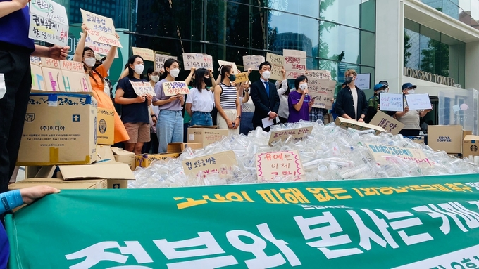 전국카페사장협동조합과 환경단체들이 10일 오후 스타벅스 더종로R점 앞에서 기자회견을 열고 ‘소상인 피해 없는 일회용 컵 보증금제 촉구’를 요구했다. (사진=알맹상점 제공)