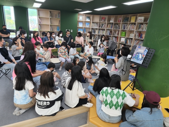 지난 5월 29일 ‘삼삼오오 도서축제’에 ‘눈보라’의 작가 강경수 작가가 초대받았다. (사진=백운호수초등학교 제공)